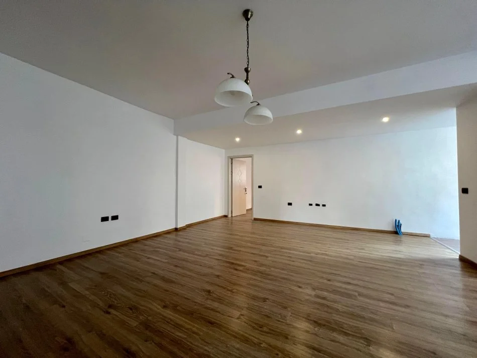 Tirane, shitet apartament 3+1 Kati 2, 130 m² 250.000 € (Liqeni Artificial i Tiranes)
