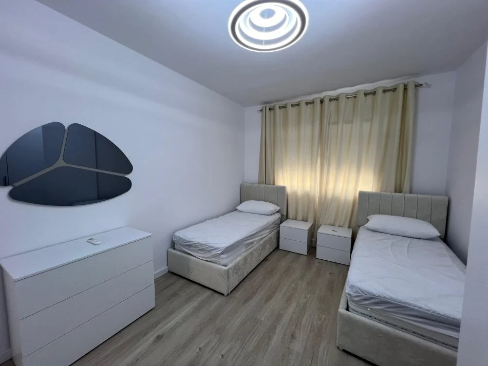 Tirane, jepet me qera apartament 2+1 Kati 7, 118 m² 700 € (Kompleksi "Fratari",ne zonën e Astirit, Unaza e Re, Tiranë.)