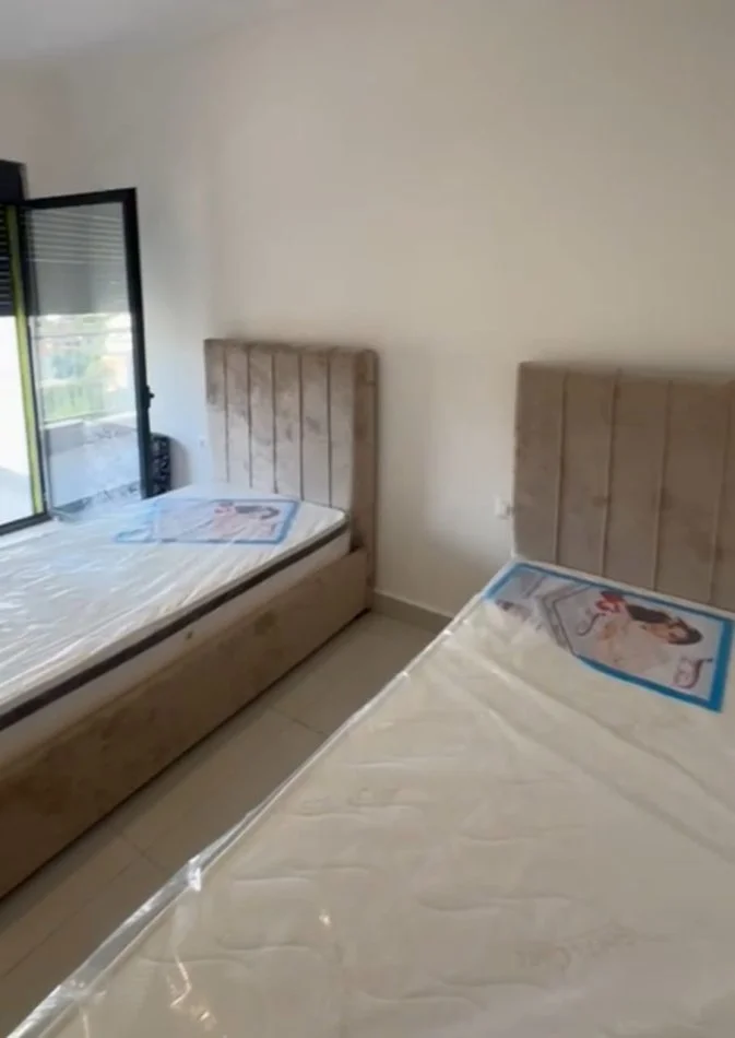 Tirane, jepet me qera apartament 2+1+Ballkon , 450 € 