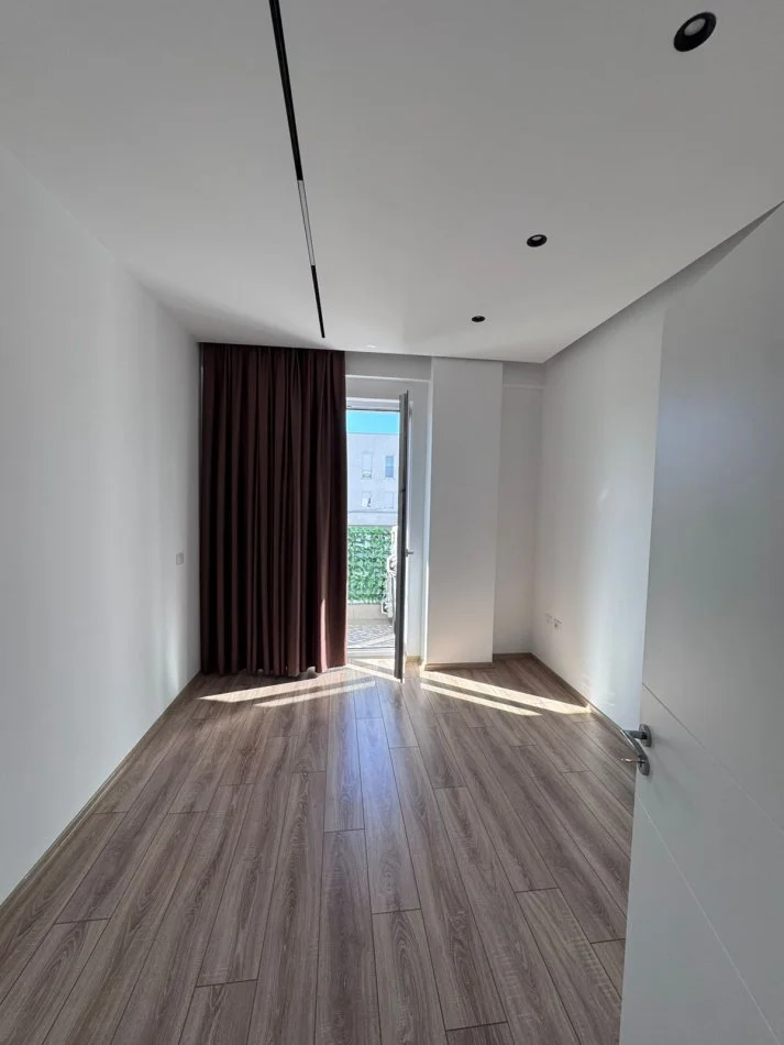 Tirane, jepet me qera zyre Kati 7, 100 m² 900 € (Komuna e Parisit prane Kika 2)