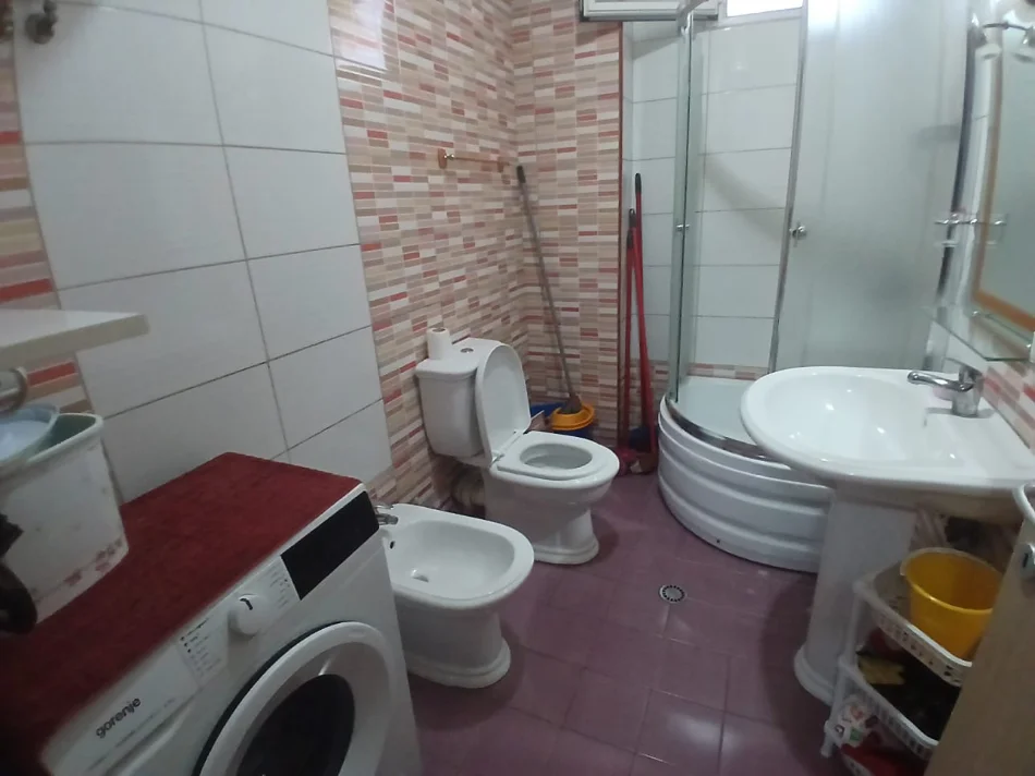 Tirane, jepet me qera apartament 1+1 Kati 4, 72 m² 530 € (Fondi Besa ,Rruga Dritan Hoxha)