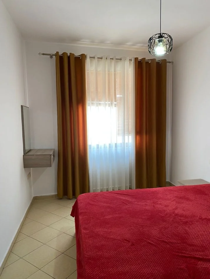 Tirane, jepet me qera apartament 1+1+Ballkon Kati 4, 65 m² 400 € (Astir prane xhamero bar)