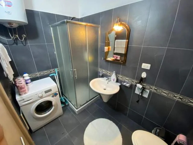 Plazh-Durres, jepet me qera apartament ne plazh 1+1+BLK Kati 4, 70 m² 45 Euro (Prane Hotel Palace,Durres)