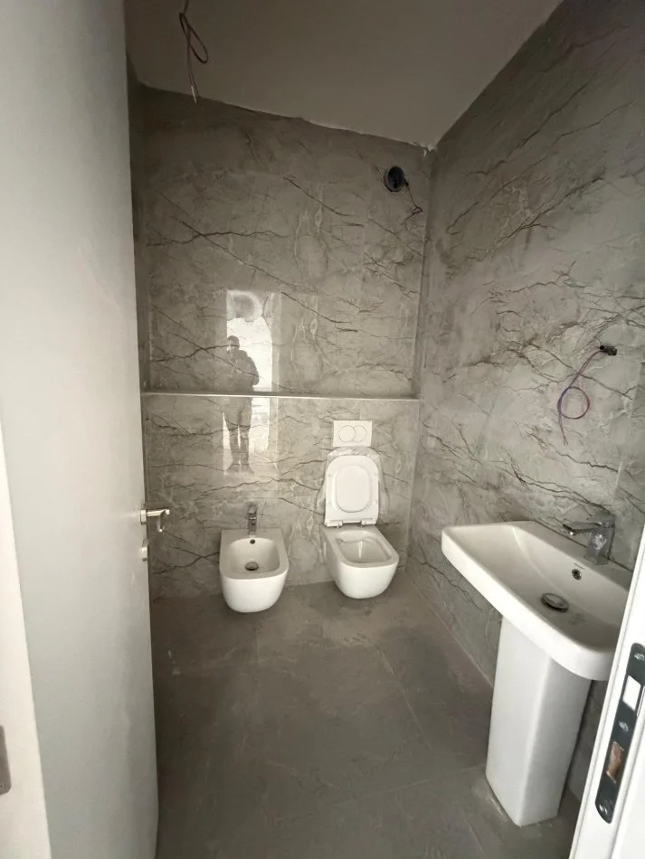 Tirane, shitet apartament 1+1+Ballkon , 68 m² 110.000 € (Kompleksi Molla, Astir)