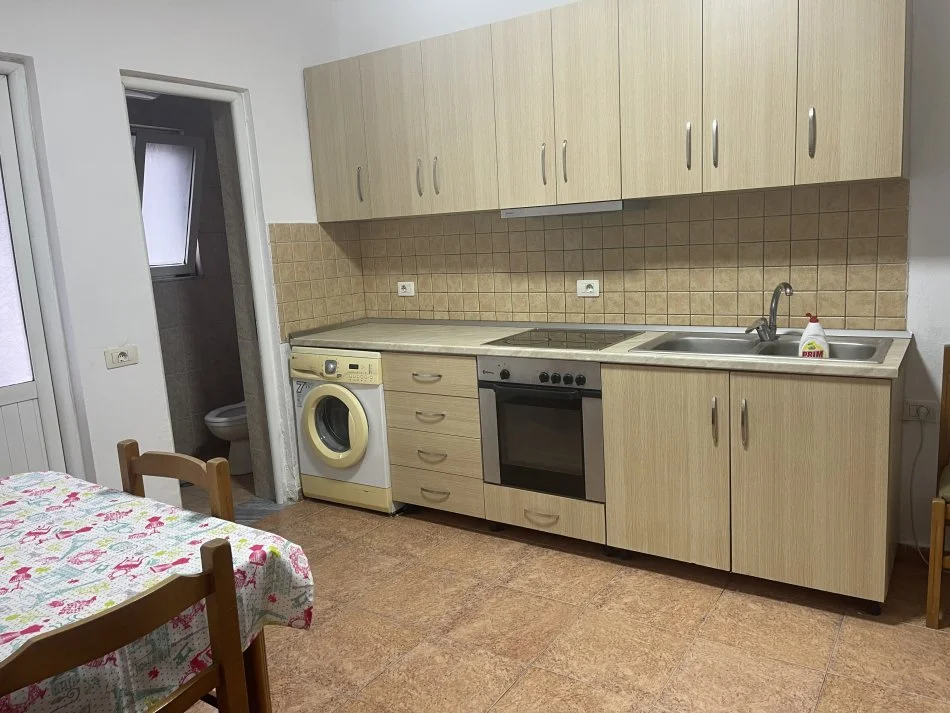 Tirane, jepet me qera apartament 1+1+Aneks+Ballkon Kati 2, 65 m² 400 € (Rruga Mine Peza)