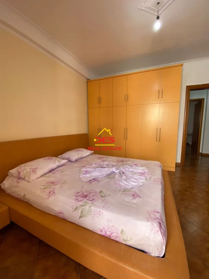 Vlore, jepet me qera apartament 2+1+Ballkon Kati 7, 120 m² 400 € (Rruga Sadik Zotaj)