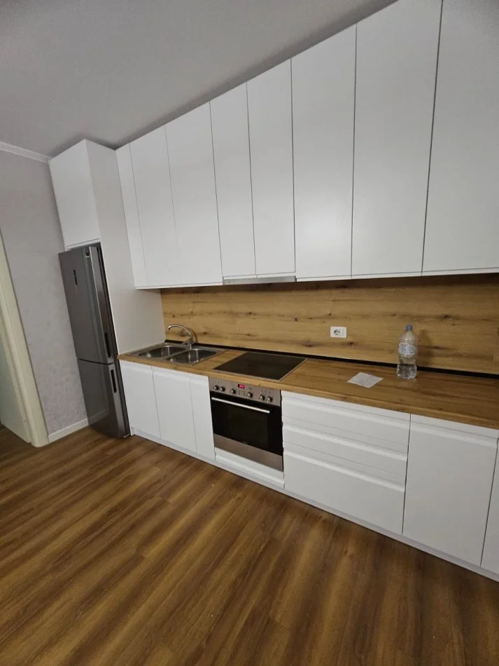 Tirane, jepet me qera apartament 1+1 Kati 2, 55 m² 600 € (Prokuroria e tiranes)