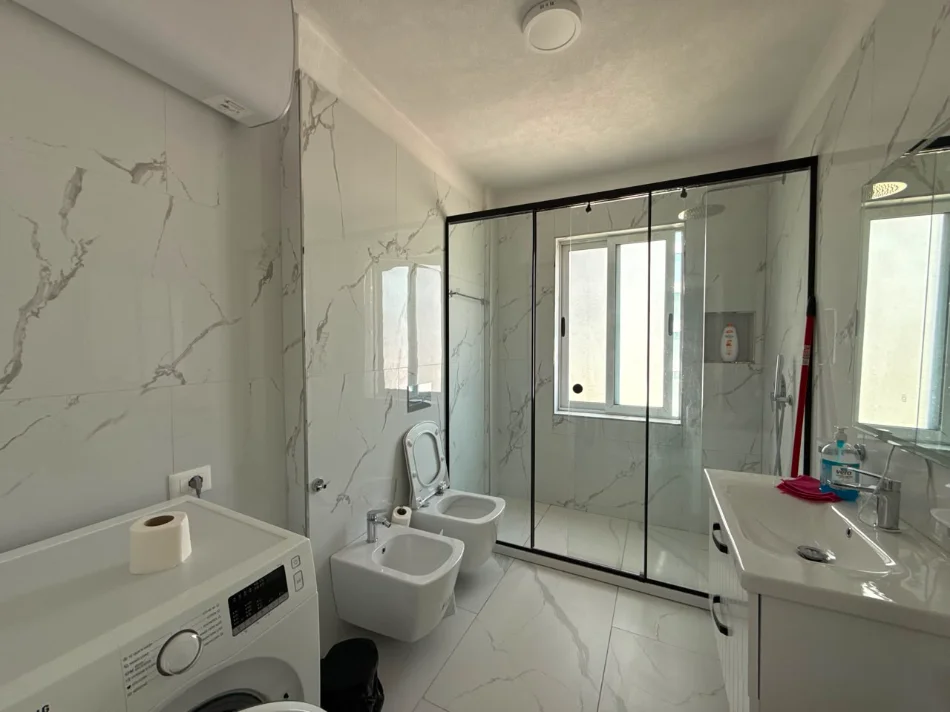 Tirane, jepet me qera apartament 1+1+Ballkon Kati 4, 87 m² 700 € (Rruga Elbasanit)