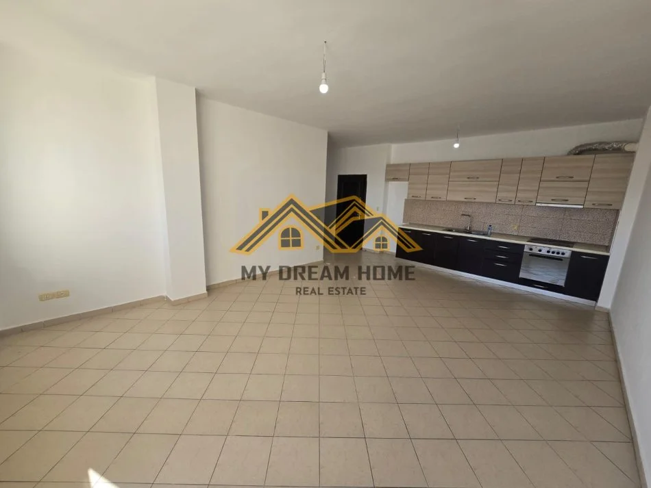 Durres, jepet me qera apartament 2+1+Ballkon Kati 8, 80 m² 300 € (TREGU INDUSTRIAL)