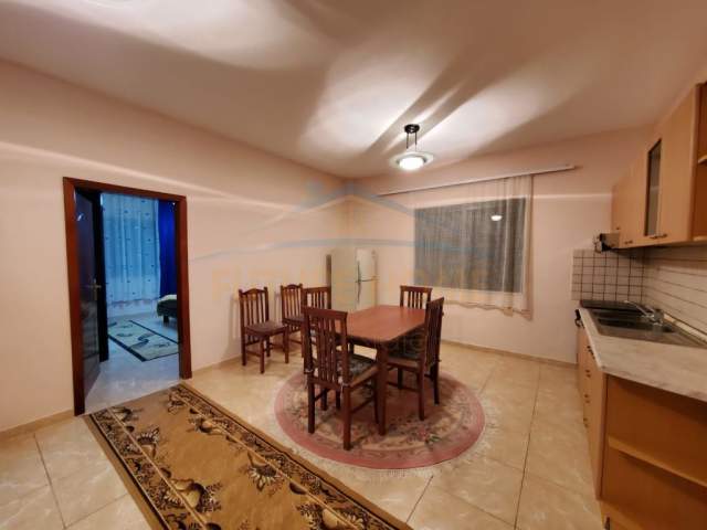Tirane, jepet me qera apartament Kati 1, 120 m² 350 Euro (Shkolla e Bashkuar)