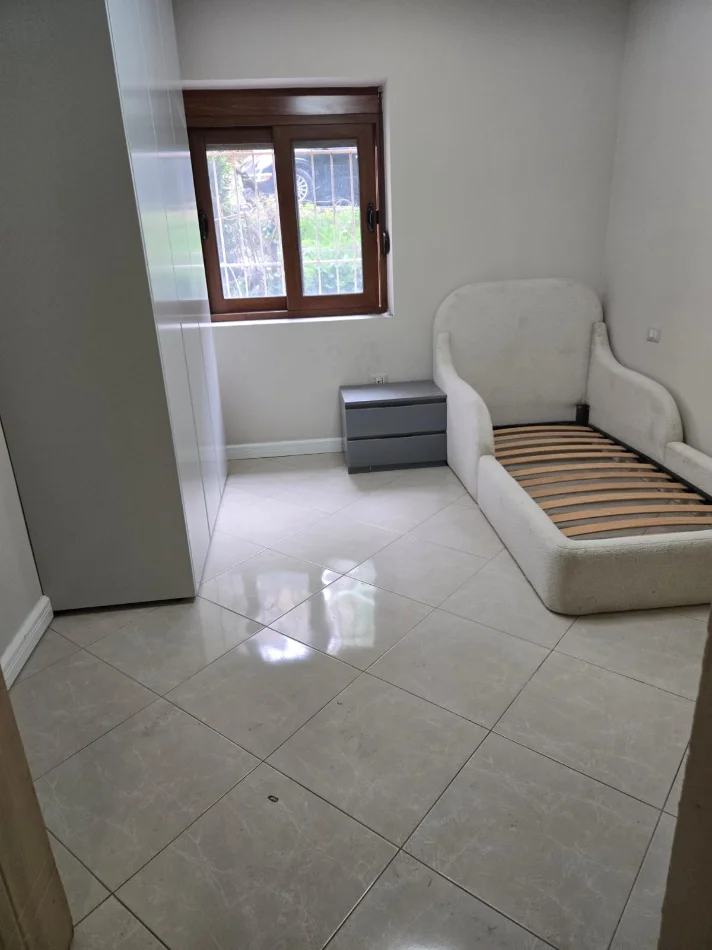 Tirane, jepet me qera apartament 1+1 Kati 1, 57 m² 550 € (Rruga Petro Nini Luarasi)
