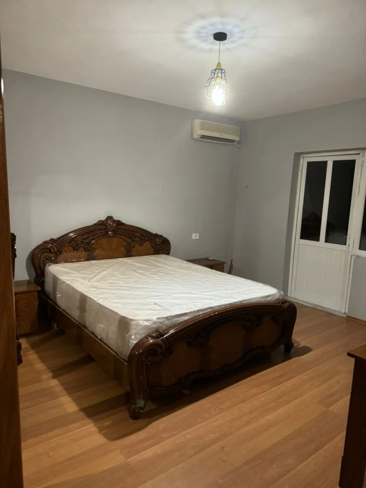 Tirane, jepet me qera apartament 2+1+Ballkon Kati 4, 85 m² 500 € (Rr Irfan Tomini perballe Hilton Hotel)