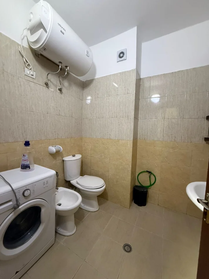 Tirane, jepet me qera apartament 1+1 Kati 2, 70 m² 500 € (Rruga e Barrikadave ne Qender)