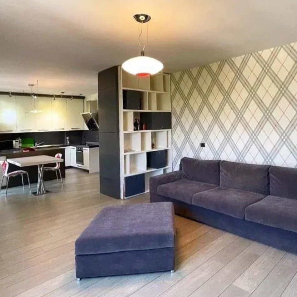 Tirane, jepet me qera apartament 2+1+Ballkon Kati 4, 120 m² 550 € (Materniteti i ri)