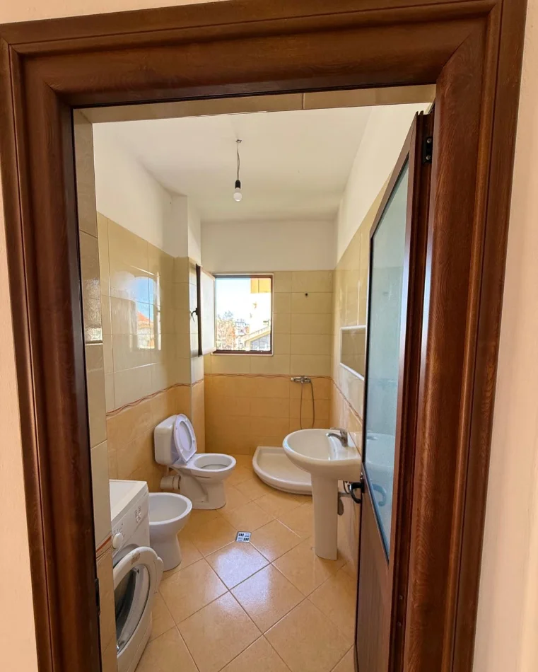 Tirane, jap me qera apartament 1+1+Ballkon Kati 3, 70 m² 450 € (21 Dhjetori, afer Inxhinierise se Ndertimit)