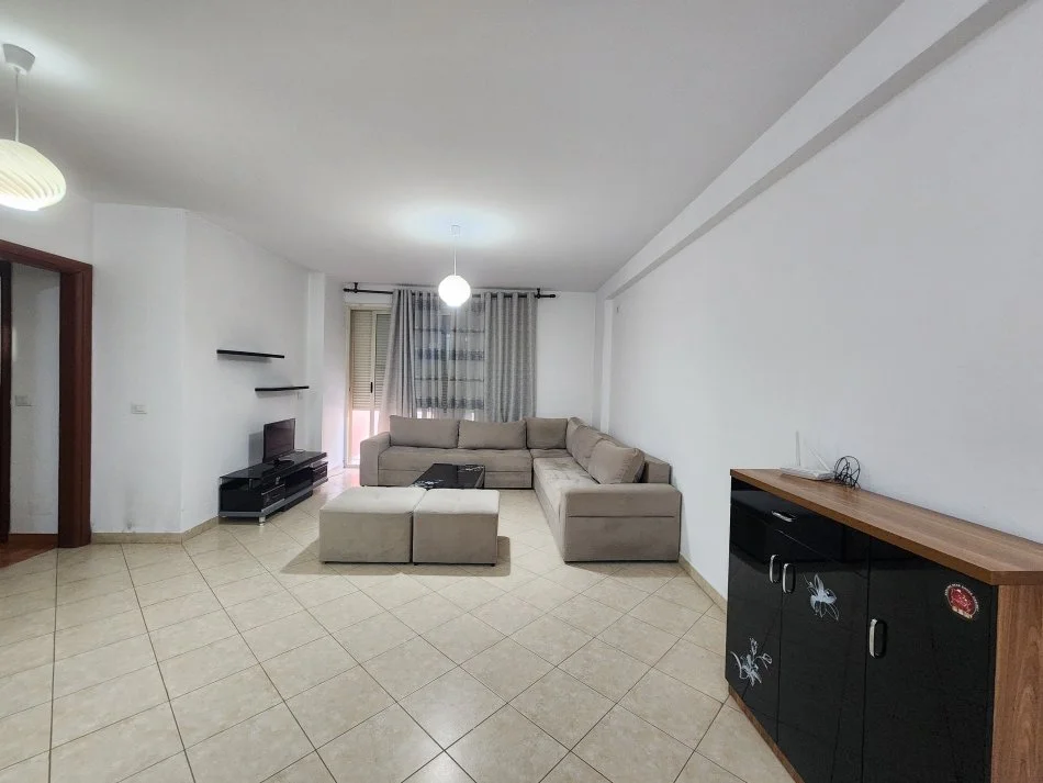 Tirane, jepet me qera apartament 2+1+Ballkon Kati 4, 120 m² 400 € (Misto mame)