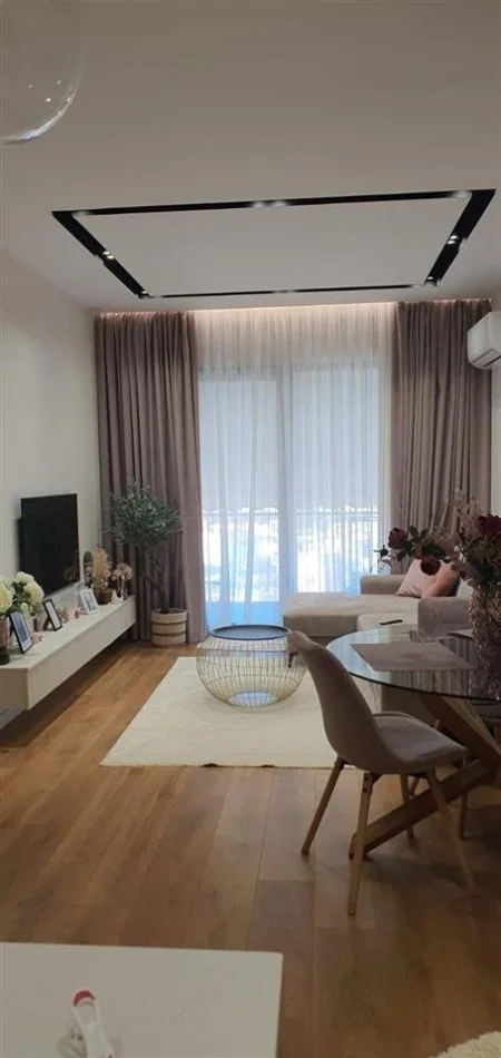 Tirane, jepet me qera apartament 1+1+Ballkon Kati 5, 70 m² 700 € (Rruga ndre mjeda)