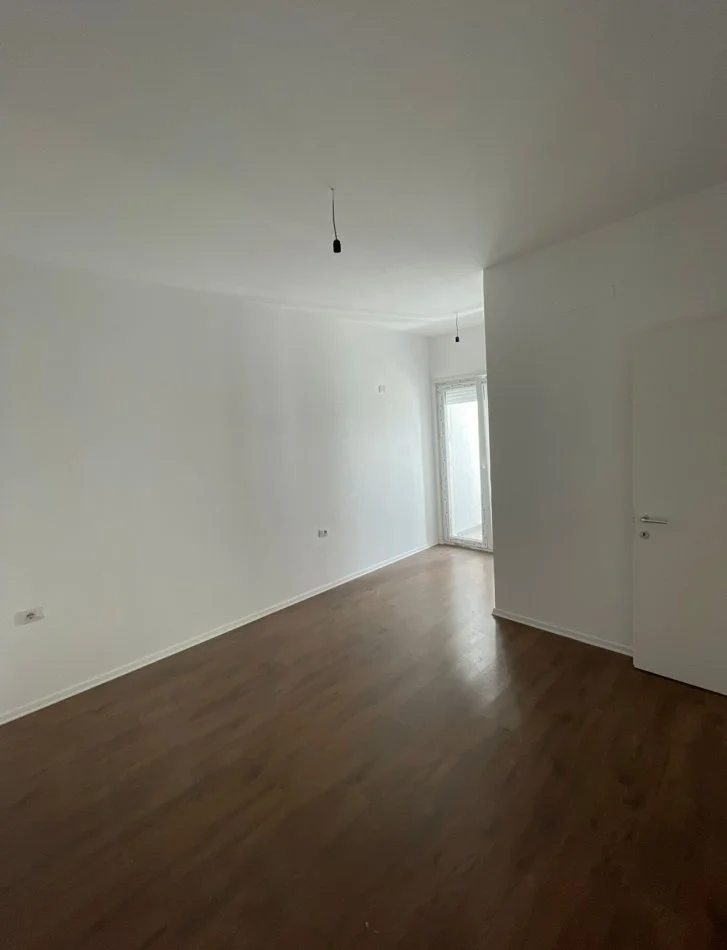 Shqiperi, shitet apartament 2+1 Kati 1, 94 m² 222.075 € (Rruga e Barrikadave)