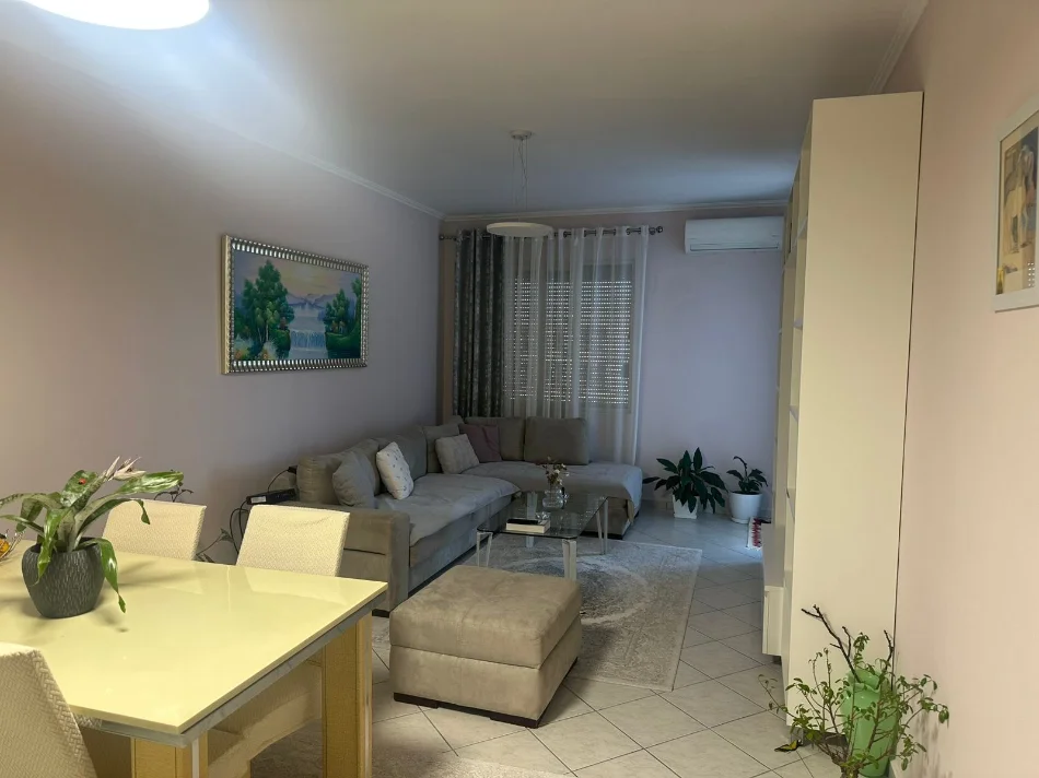 Tirane, jepet me qera apartament 1+1+Ballkon Kati 8, 64 m² 450 € (Loni Ligori)