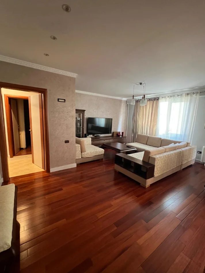 Tirane, jepet me qera apartament 3+1 Kati 3, 150 m² 2.000 € (Bllok)