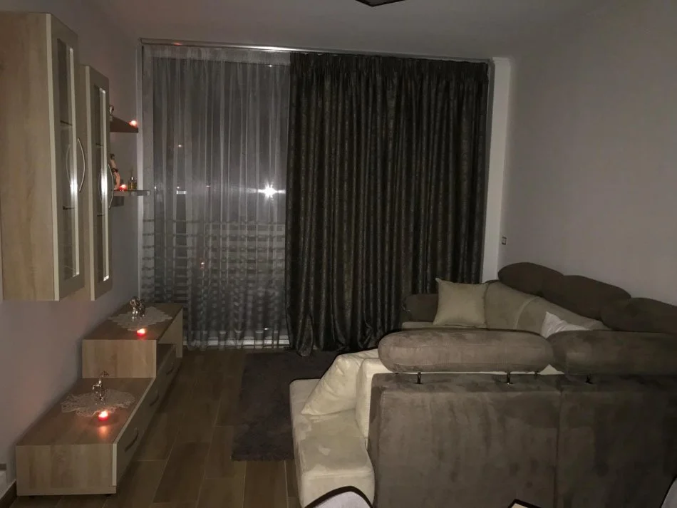 Durres, jepet me qera apartament 1+1+Ballkon Kati 3, 650