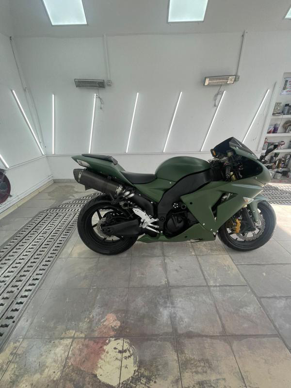 Tirane, shes motor sportiv Kawasaki ZR 10R 1000cc , ulliri 54 km 4.700 €