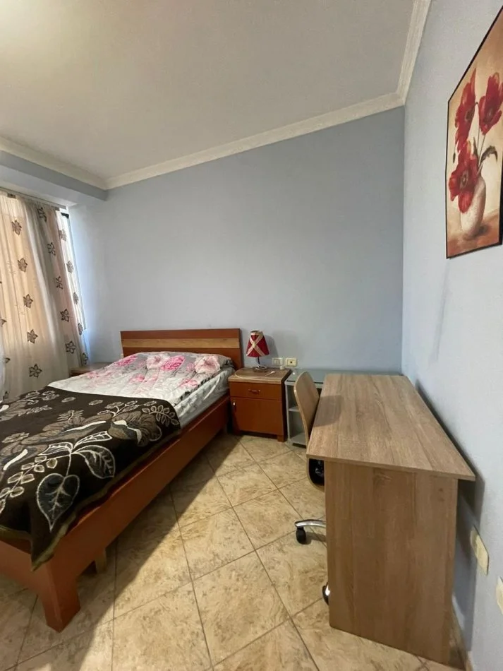 Tirane, jepet me qera apartament 2+1 , 700 € (21 dhjetori)