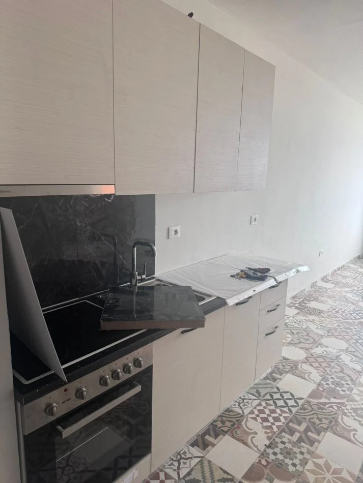 Tirane, jepet me qera apartament 1+1+Ballkon Kati 11, 65 m² 350 € (Bedri Karapici)
