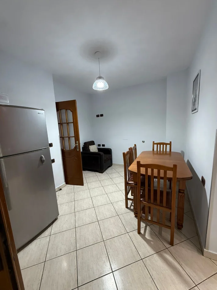 Tirane, jepet me qera apartament 2+1 Kati 2, 90 m² 600 € (Rruga e Kavajes ,21 Dhjetori)