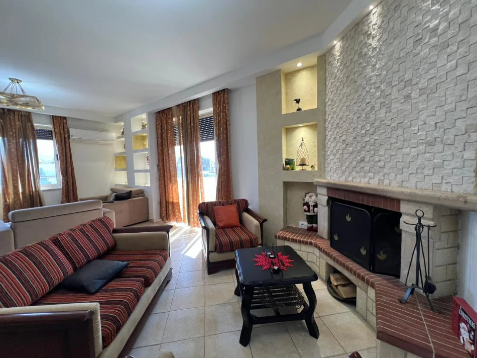 Tirane, jepet me qera apartament 2+1+Ballkon Kati 10, 140 m² 750 € (Shkolla Sami Frasheri, Rruga Barrikadave)