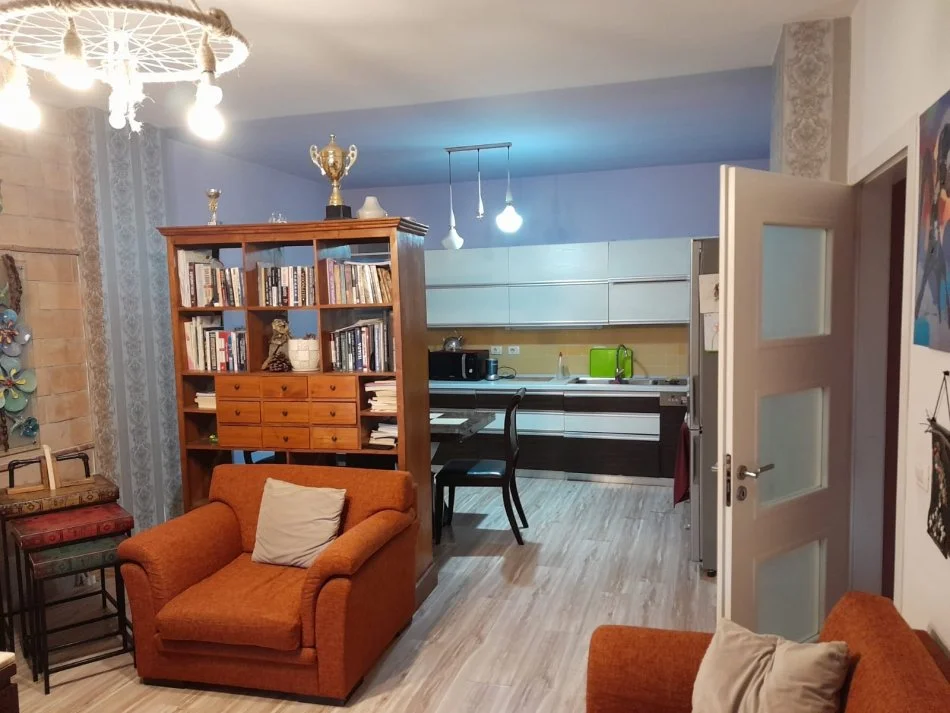 Tirane, jepet me qera apartament 2+1+Ballkon Kati 5, 87 m² 600 € (Komuna E Parisit)
