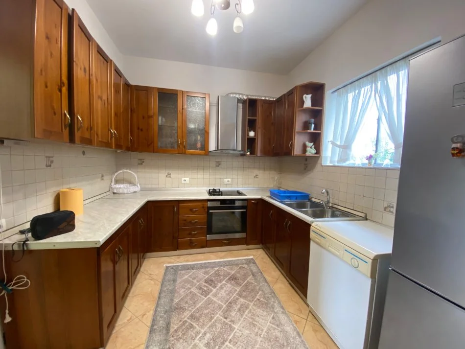 Tirane, jepet me qera Vile 2+1+Aneks Kati 1, 700 € (Pallati Brigatave)