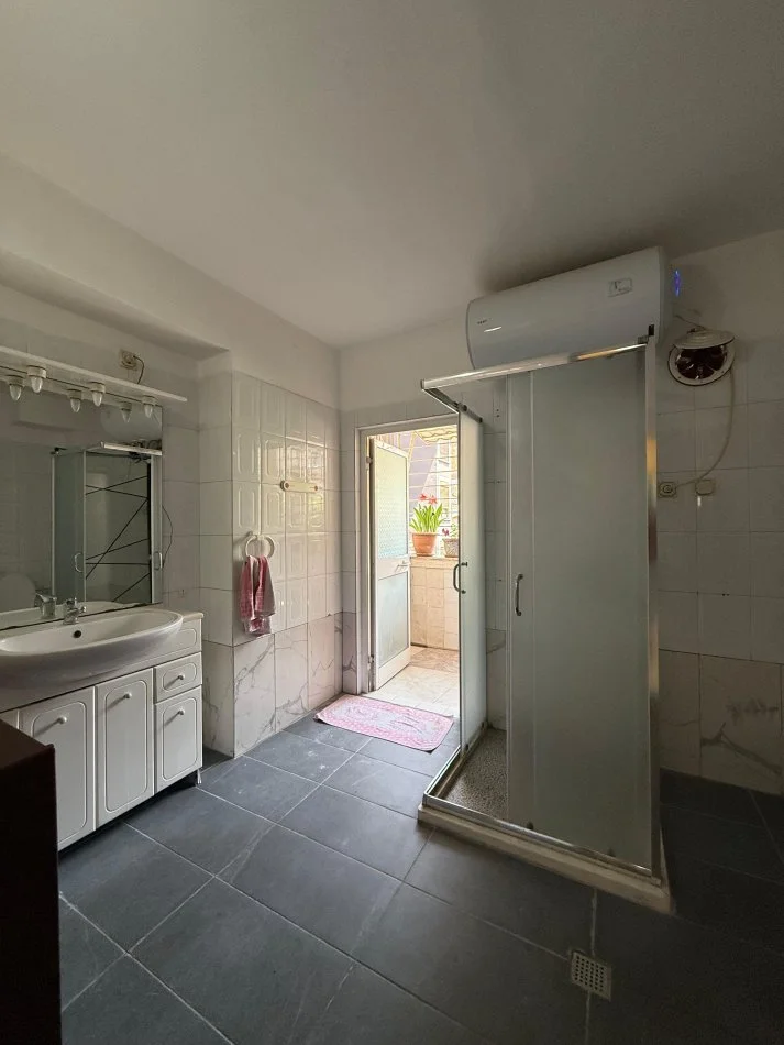 Tirane, jepet me qera apartament 3+1+Ballkon Kati 2, 93 m² 600 € 