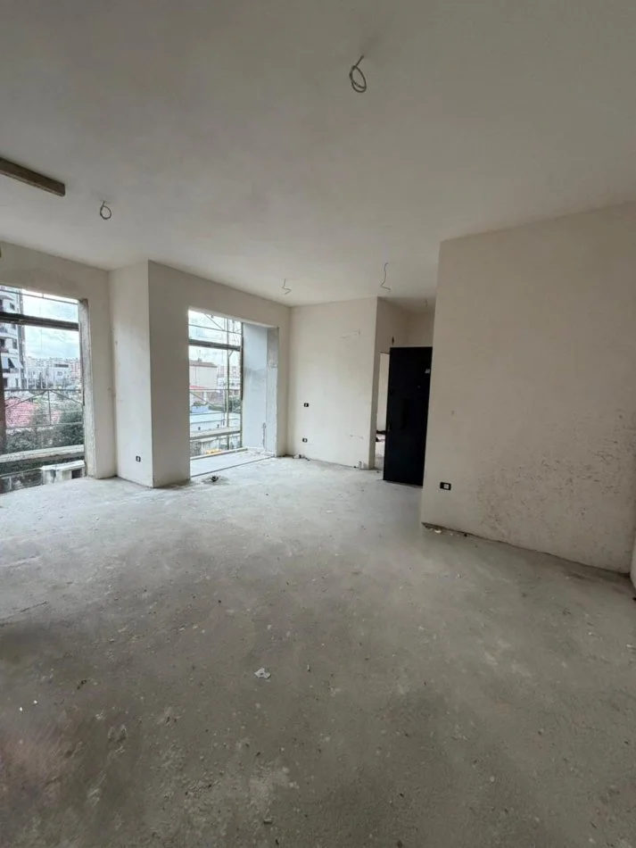 Tirane, shitet apartament 1+1+Ballkon Kati 1, 69 m² 125.640 € (Fusha e Aviacionit)