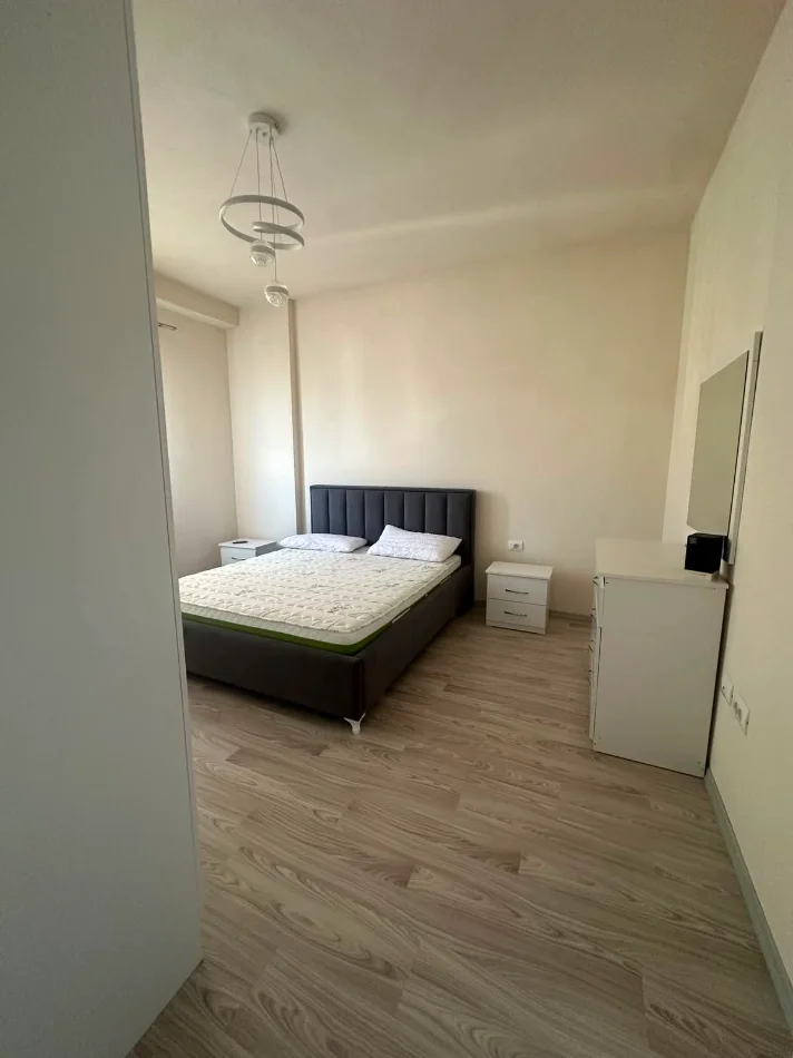 Tirane, jepet me qera apartament 2+1 Kati 4, 65 m² 400 € (Bathore kamez)