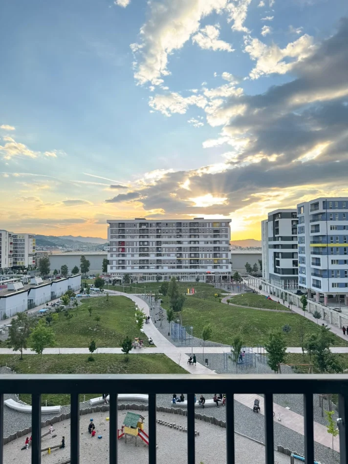 Tirane, jepet me qera apartament 2+1+Ballkon Kati 4, 95 m² 550 € (Apartament 2+1+2+Parking Pet Qera Univers City Plotesisht I Mobiluar Pamje Parku)
