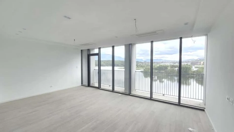 Tirane, jepet me qera apartament 2+1+Ballkon Kati 5, 130 m² 3.000 € (Liqeni Artificial)