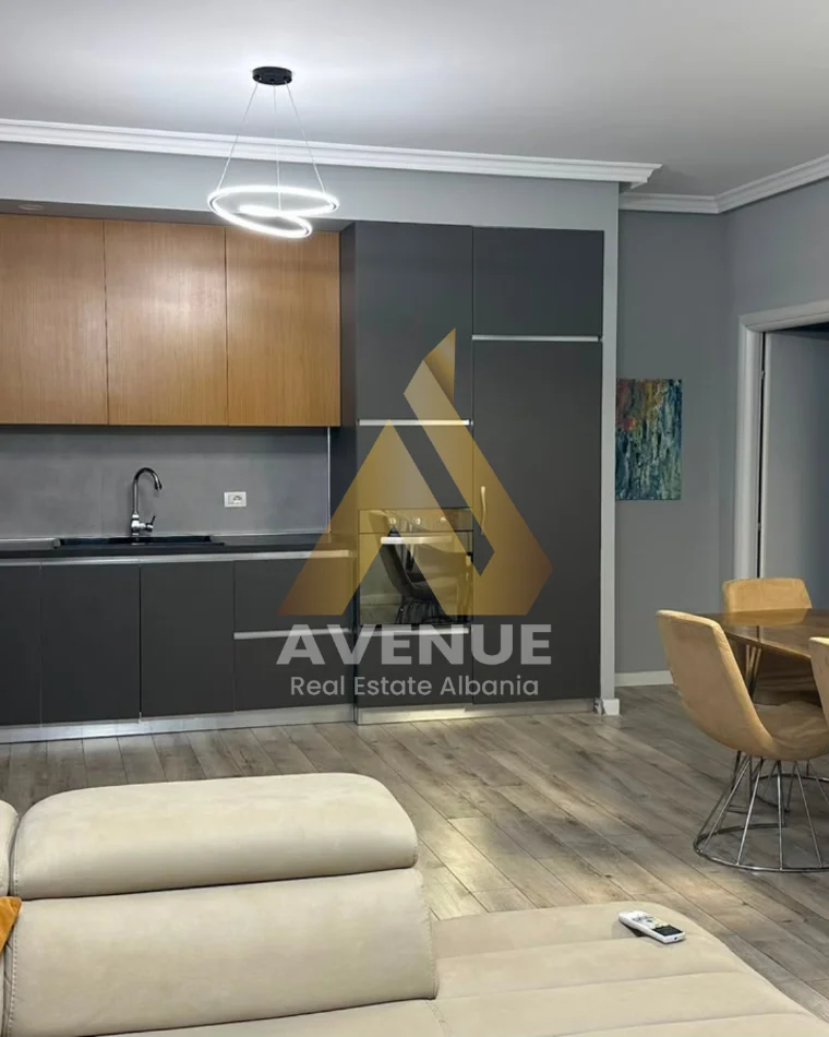 Tirane, jepet me qera apartament 2+1+Ballkon Kati 1, 90 m² 620 € (selite e vjeter)