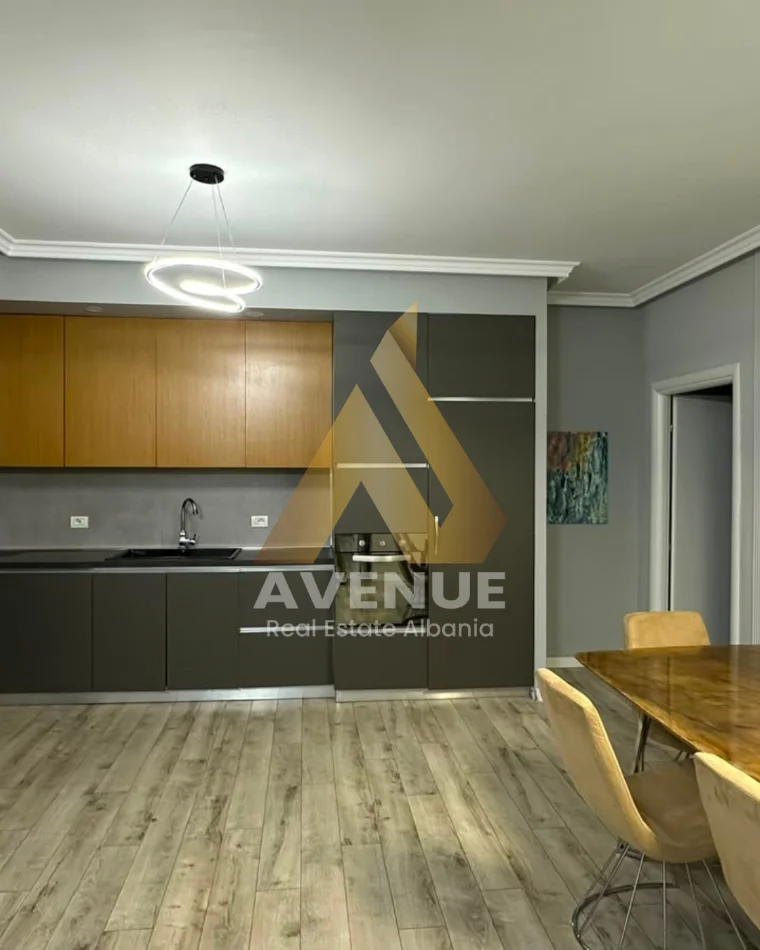 Tirane, jepet me qera apartament 2+1+Ballkon Kati 1, 90 m² 620 € (selite e vjeter)