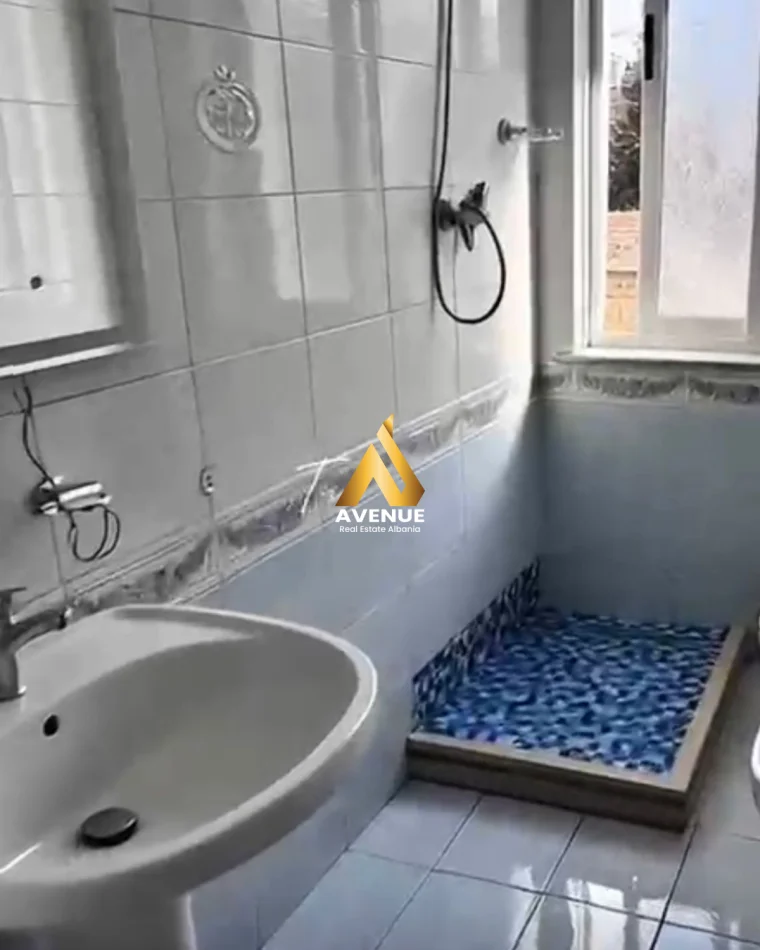 Tirane, jepet me qera apartament 2+1+Ballkon Kati 3, 80 m² 500 € (Rruga e Dibres)