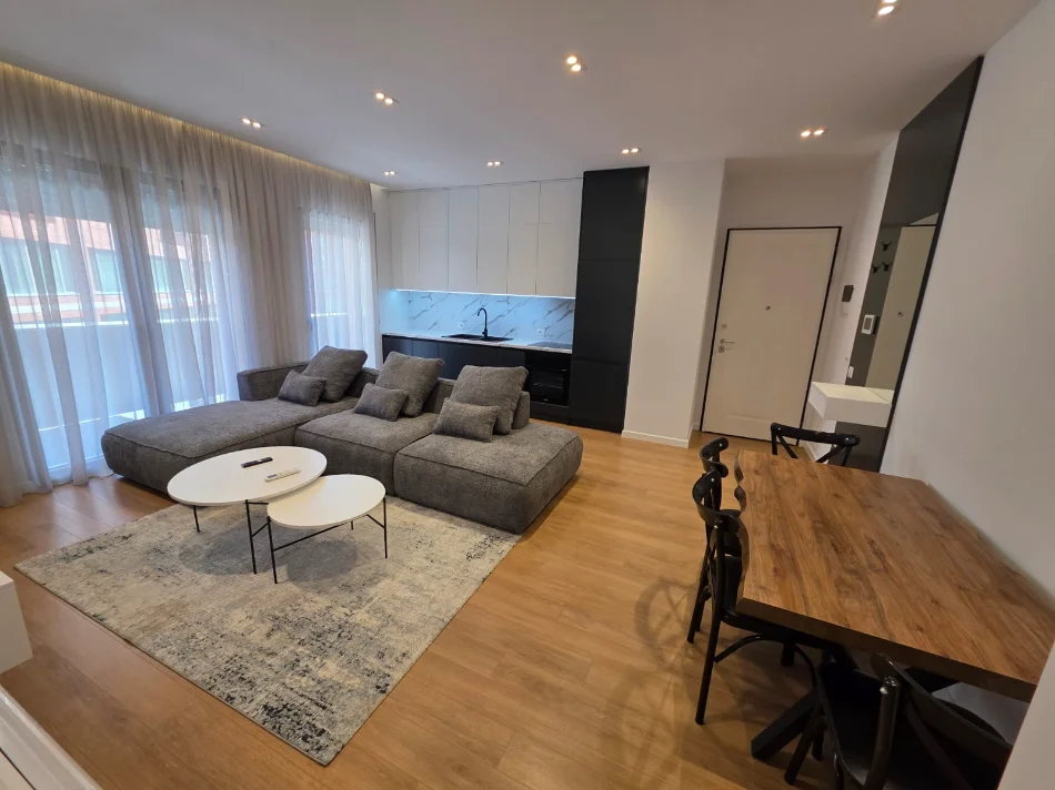 Tirane, jepet me qera apartament 1+1+Aneks+Ballkon Kati 4, 72 m² 1.000 € (KOMPLEKSI DELIJORGJI)