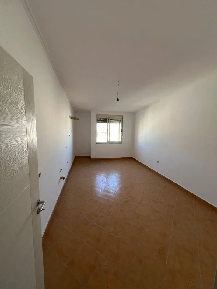 Durres, shitet 1+1 Kati 9, 79.000 € (Rruga Pavarsia 📍 Pranë Hotel Adriatikut)