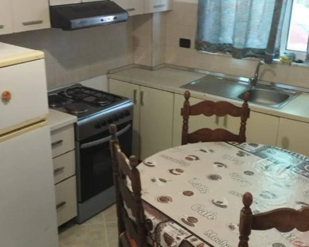 Tirane, jepet me qera apartament 1+1+Aneks+Ballkon Kati 1, 50 m² 350 € (stacioni i trenit)