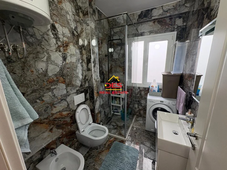 Vlore, jepet me qera apartament 2+1+Ballkon Kati 8, 90 m² 700 € (Rruga Pelivan Leskaj)