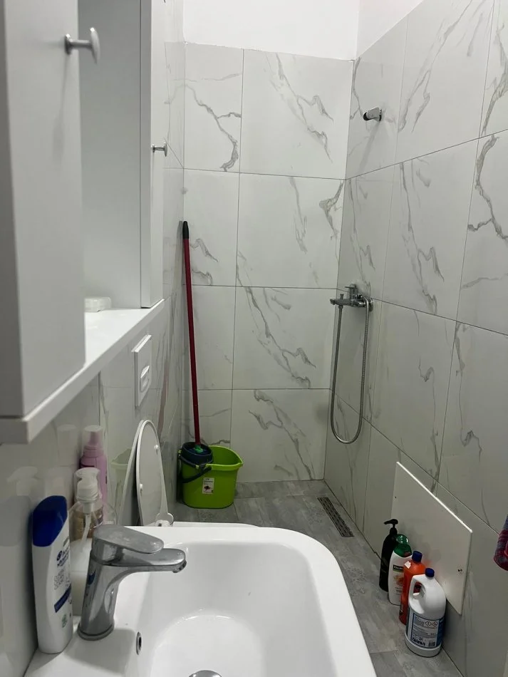 Tirane, jepet me qera apartament 1+1 Kati 1, 60 m² 500 € (Rruga frosina plaku)