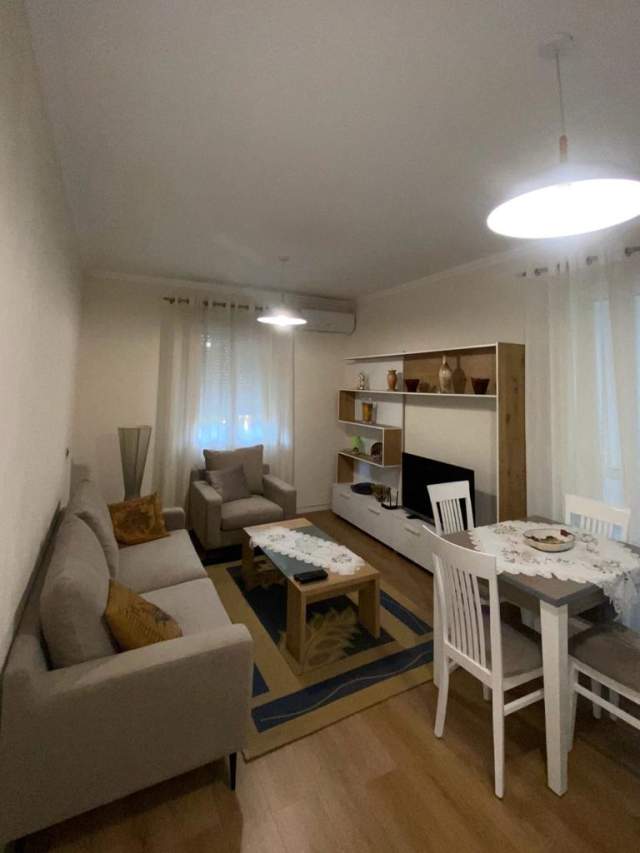 Tirane, jepet me qera apartament Kati 3, 60 m² 500 Euro (rruga e barrikadave)