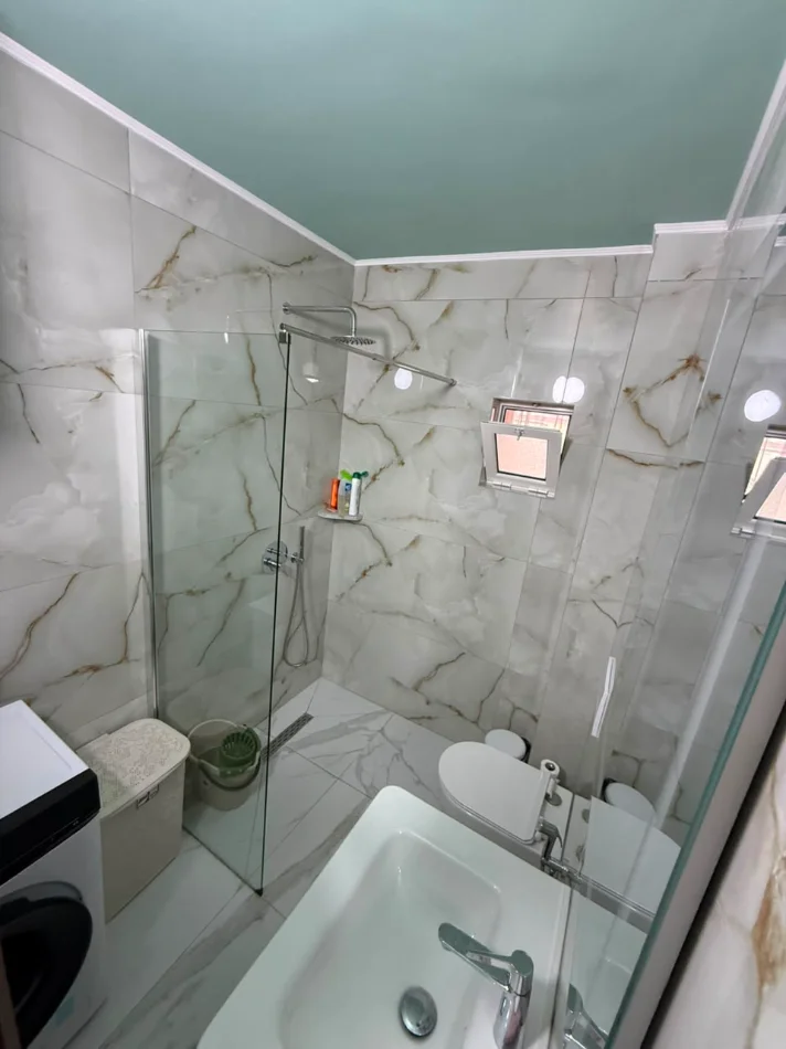 Tirane, jepet me qera apartament 2+1+Ballkon Kati 5, 90 m² 700 € (ali demi)