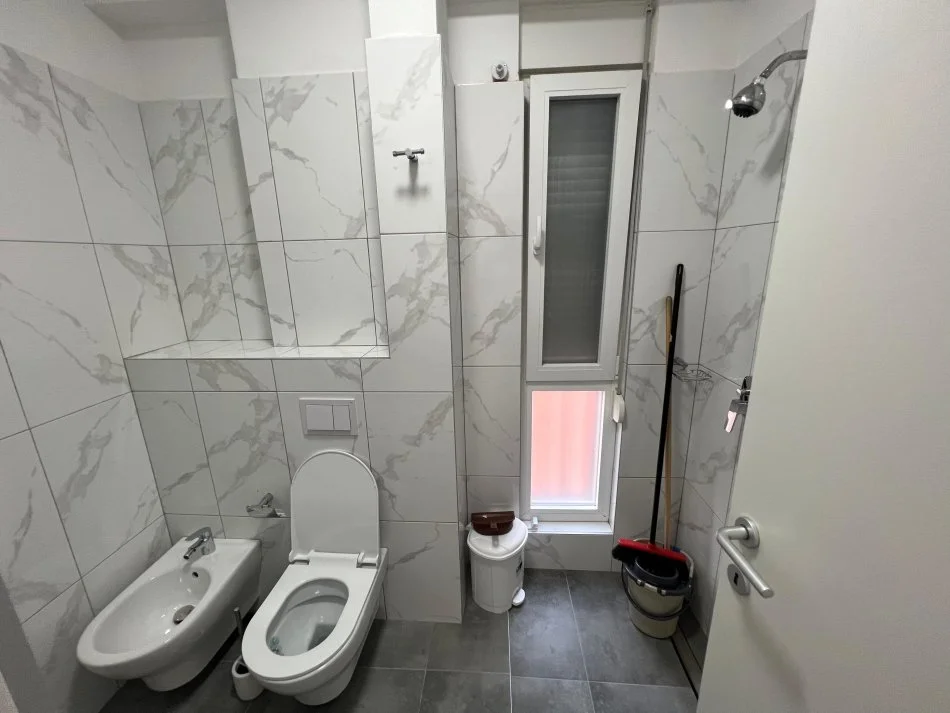 Tirane, jepet me qera apartament 1+1+Ballkon Kati 3, 57 m² 600 € (21 dhjetori)