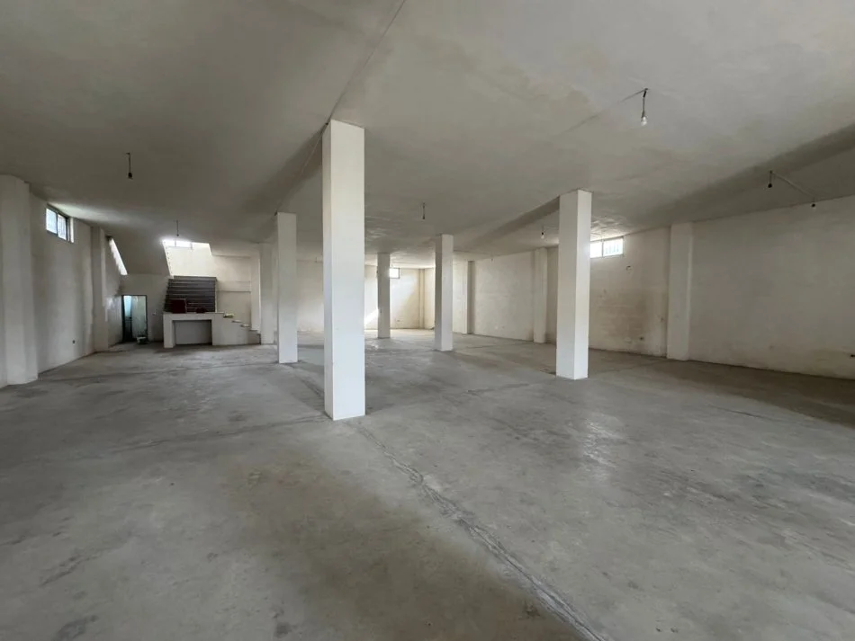 Durres, jepet me qera magazine Kati 1, 800 m² 500 € (Autostrada Kavajes)