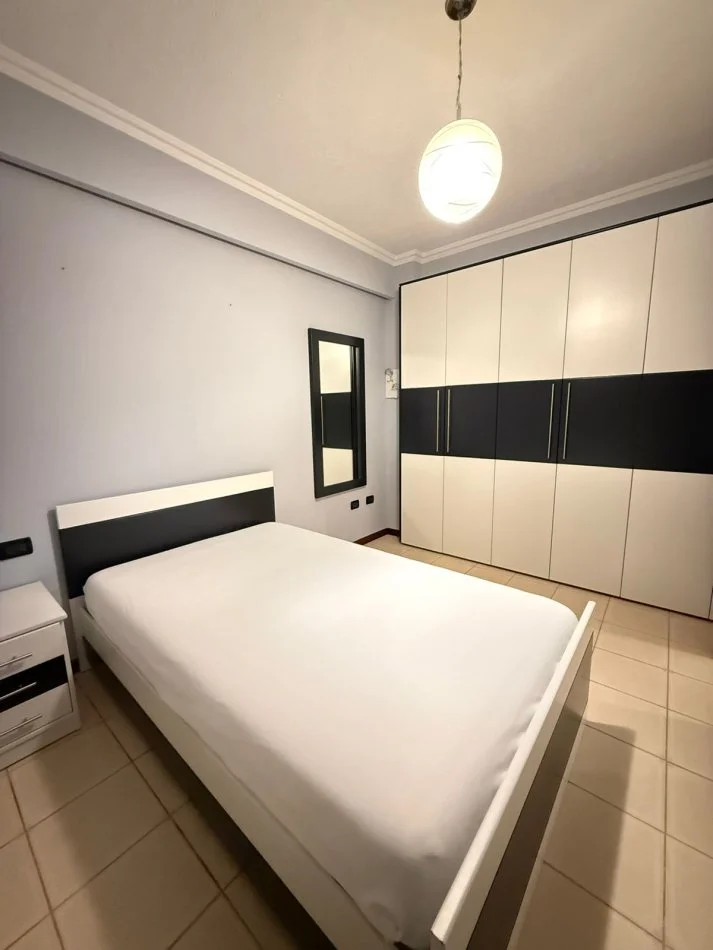 Tirane, jepet me qera apartament 3+1+Ballkon Kati 4, 140 m² 2.000 € (Blloku)